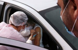 Idosa recebe vacina contra covid em drive-thru em Londrina