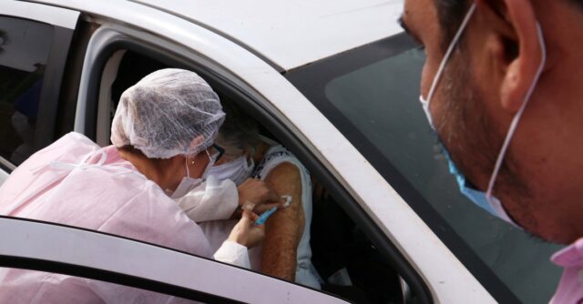 Idosa recebe vacina contra covid em drive-thru em Londrina